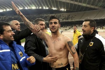 Katidis haciendo el saludo nazi.