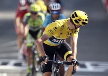 Chris Froome mira hacia atrás a ver si amplía algún segundo su ventaja.