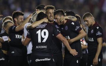 BAS126. BUENOS AIRES (ARGENTINA), 31/10/2017.- Jugadores de Lanús celebran su triunfo ante River Plate y su pase a la final de la Copa Libertadores 2017 hoy, martes 31 de octubre de 2017, al termino de un partido disputado entre ambos equipos en el estadio Ciudad de Lanús, en Buenos Aires (Argentina). EFE/David Fernández