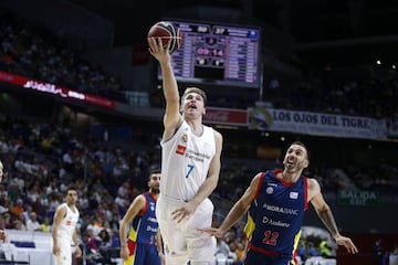 Sobresaliente: el sexto proyecto de Pablo Laso comenzó mal con la lesión de Sergio Llull y no cambió el paso durante el transcurso de la temporada: Kuzmic, Ayón, Randolph... un suma y sigue de bajas de diferente grado y duración que preveían lo peor. Sin embargo, este Madrid está más fuerte que nunca: solo una derrota, enlaza nueve triunfos consecutivos y finalizó la primera vuelta con la mayor diferencia sobre el segundo con este sistema de competición. Los blancos hicieron de un defecto una virtud, incorporaron a Tavares, recuperaron a Rudy, 'descubrieron' a Yusta... y, claro, Doncic.