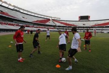 Entrenamiento del Sevilla en el estadio Monumental de River Plate.