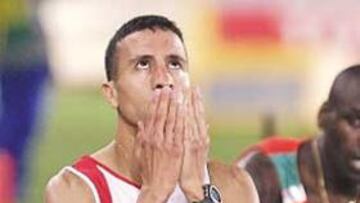 <b>ALÁ ES GRANDE. </b>Rashid Ramzi reza sobre la pista tras su victoria.