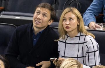 Alina Golovkina y Gennady Golovkin en un juego entre los Edmonton Oilers contra los New York Rangers de la National Hockey League (NHL).