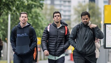 Paquito Navarro, Lebrón y el entrenador Ovide en Bruselas.