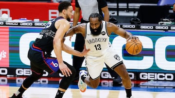 James Harden, ante Ben Simmons, durante un Sixers-Brooklyn Nets.