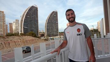 José Gayà posa para AS en Benidorm.