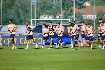 El Cádiz CF en el entrenamiento matinal de hoy jueves en la Ciudad Deportiva Bahía de Cádiz.