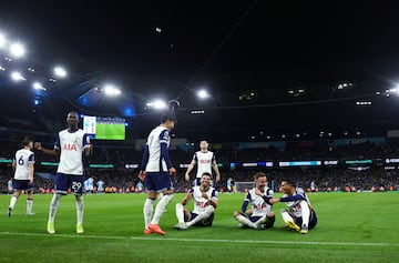 Dominic Solanke, James Maddison y Pedro Porro, jugadores del Tottenham, celebran el tanto anotado por el lateral español ante el Manchester City.