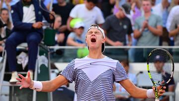 Denmark's Holger Rune celebrates his victory over Argentina's Francisco Cerundolo during their men's singles match on day nine of the Roland-Garros Open tennis tournament at the Court Suzanne-Lenglen in Paris on June 5, 2023. (Photo by Emmanuel DUNAND / AFP)