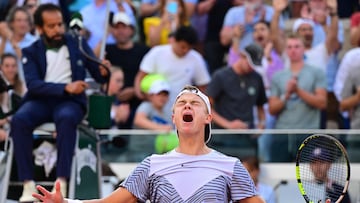 Denmark's Holger Rune celebrates his victory over Argentina's Francisco Cerundolo during their men's singles match on day nine of the Roland-Garros Open tennis tournament at the Court Suzanne-Lenglen in Paris on June 5, 2023. (Photo by Emmanuel DUNAND / AFP)