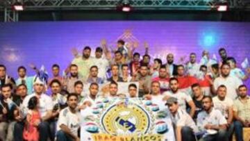 En Irak son del Madrid. Un nutrido grupo de peñistas iraquíes posa orgulloso junto a su bandera oficial.