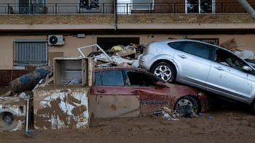Varios coches amontonados, a 2 de noviembre de 2024, en Alfafar, Valencia, Comunidad Valenciana (España). Más de 200 voluntarios de Protección Civil de toda España están participando en las tareas de emergencia como consecuencia de la DANA que el pasado 29 de octubre afectó a la provincia de Valencia. La cifra de fallecidos por el temporal es más de 210, y desde ayer, 1 de noviembre, se ha restringido el acceso con vehículos privados a los municipios afectados.
02 NOVIEMBRE 2024;DANA;PROTECCIÓN CIVIL;VOLUNTARIOS;EJÉRCITO;RIADA;BARRO;BÚSQUEDA;BOTELLAS DE AGUA;AGUA;;PIXELADA
Lorena Sopêna / Europa Press
02/11/2024