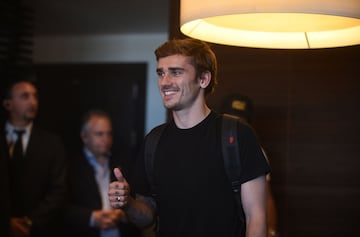 Griezmann llegando a Uruguay para disfrutar de la boda de su compañero de equipo y amigo Diego Godín. 