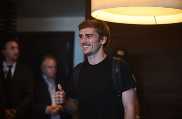 Griezmann llegando a Uruguay para disfrutar de la boda de su compañero de equipo y amigo Diego Godín.