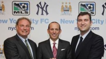 Levine, presidente de los Yankees, Don Garber, comisionado de la MLS, y Ferr&aacute;n Soriano, director ejecutivo del Manchester City.
