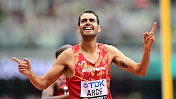 Budapest (Hungary), 19/08/2023.- Daniel Arce of Spain reacts after a 3000 Metres Steeplechase Men heat of the World Athletics Championships in Budapest, Hungary, 19 August 2023. (Mundial de Atletismo, Hungría, España) EFE/EPA/CHRISTIAN BRUNA