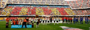 Mestalla recibió a los equipos con un tifo, para dar ánimos al equipo, que venía de ganar la Copa del Rey y que sin embargo estaba a solo dos puntos del descanso.