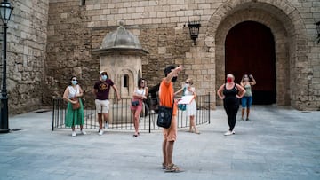 Varios turistas junto al Palacio de la Almudaina de Palma.