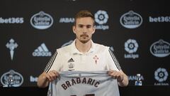 Filip Bradaric sostiene la camiseta del Celta durante su presentaci&oacute;n como nuevo jugador del equipo vigu&eacute;s. 