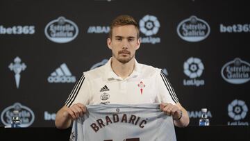 Filip Bradaric sostiene la camiseta del Celta durante su presentaci&oacute;n como nuevo jugador del equipo vigu&eacute;s. 