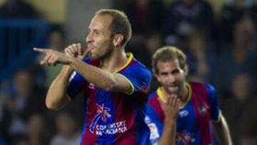 <b>HÉROE. </b>Juanlu firmó dos obras de arte y noqueó a un Villarreal que no levanta cabeza.