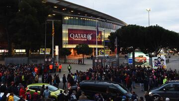 Paniorámica del Camp Nou con Qatar Airways de fondo.