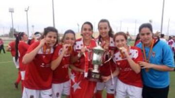 Las seis jugadoras del Atlético Féminas posan con el trofeo.