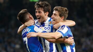 SAN SEBASTIÁN, 02/05/2023.- El delantero de la Real Sociedad, Ander Barrenetxea (i), celebra con David Silva (c) y Aihen Muñoz el segundo del equipo donostiarra durante el encuentro correspondiente a la jornada 33 que disputan hoy martes frente al Real Madrid en el Reale Arena, en San Sebastián. EFE / Juan Herrero.
