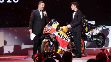 Marc M&aacute;rquez en el escenario de la gala FIM acompa&ntilde;ado de su Honda.