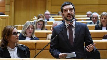 El ministro de Derechos Sociales, Consumo y Agenda 2030, Pablo Bustinduy (d), interviene durante un pleno en el Senado, a 19 de diciembre de 2023, en Madrid (España). El Gobierno de coalición PSOE-Sumar se enfrentan a las preguntas del Senado en la sesión de Control al Gobierno. El pleno, que tiene la mayoría del Partido Popular, ha debatido la Ley de Amnistía y la moción de censura en Pamplona, que se ha dado después de que el PSOE pactara con EH Bildu contra Carmen Ibarrola (UPN).
19 DICIEMBRE 2023;SENADO;MOCIÓN DE CENSURA;MINISTROS;SENADORES;PARTIDO POPULAR;
Fernando Sánchez / Europa Press
19/12/2023