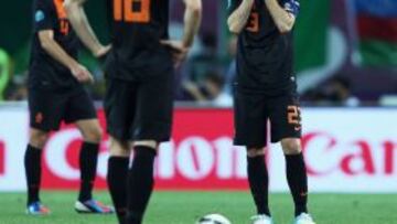 Joris Mathijsen, Robin van Persie, Rafael van der Vaart y Wesley Sneijder tras el segundo gol de Portugal.