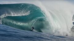 Ollie Henry surfeando una ola gigante en The Right, Australia Occidental.