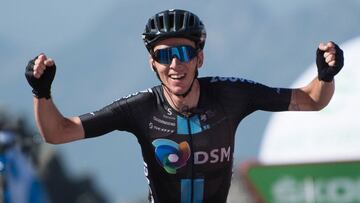 Team Sunweb&#039;s French rider Romain Bardet celebrates as he wins the 14th stage of the 2021 La Vuelta cycling tour of Spain, a 165.7 km race from Don Benito to Pico Villuercas, close to Navezuelas, on August 28, 2021. (Photo by JORGE GUERRERO / AFP)