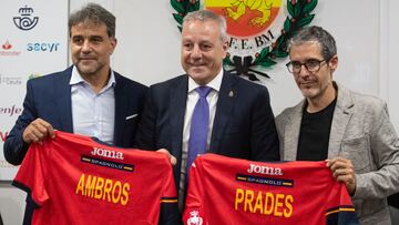 Ambros Martín (nuevo seleccionador), Paco Blázquez (presidente de la Federación), y José Prades (desde ahora ayudante de Ambros).