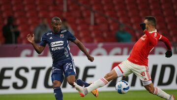 Soccer Football - Copa Sudamericana - Group E - Internacional v Independiente de Medellin - Estadio Beira-Rio, Porto Alegre, Brazil - May 17, 2022 Independiente de Medellin's Juan David Mosquera in action with Internacional's Rene REUTERS/Diego Vara