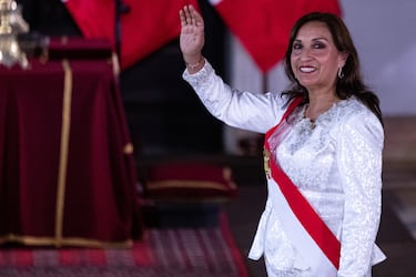 Dina Boluarte, de profesión abogada, se convirtió en 2022 en presidenta de Perú después de que el Congreso destituyese a Pedro Castillo con la aprobación de una moción de vacancia. Castillo, su antecesor, fue detenido por declarar el cierre temporal del Congreso de forma inconstitucional, según un grupo de analistas constitucionales del país. Con 60 años, Boluarte inició su carrera política en 2007, Registro Nacional de Identificación y Estado Civil (Reniec).