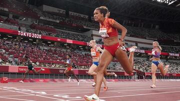 La atleta española Maria Vicente se impone en su serie durante la prueba de heptatlón en los Juegos Olímpicos de Tokio 2020.