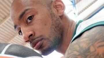 <b>PORTENTO. </b>Marcus Haislip enseña músculo, ayer en el Carpena.