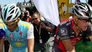 <b>NI SE MIRARON. </b>Ayer, antes de la salida, Alberto Contador y Lance Armstrong coincidieron.