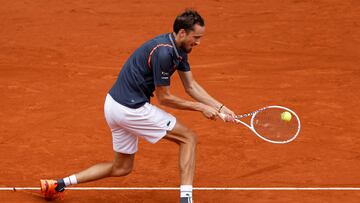 MADRID, 29/04/2023.- El tenista ruso Daniil Medvedev devuelve la bola al italiano Andrea Vavassori durante su partido de segunda ronda del torneo Masters 1000 Mutua Madrid Open de tenis disputado este viernes en la Caja Mágica, en Madrid. EFE/Chema Moya