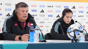 El entrenador nacional y la jugadora hablaron en rueda de prensa.