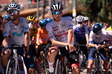 Alejandro Valverde yJuan Ayuso esperan el inicio de la etapa. 