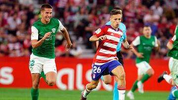 Tomeo (camiseta verde) persigue al jugador del Granada Bryan en un encuentro de la pasada temporada.