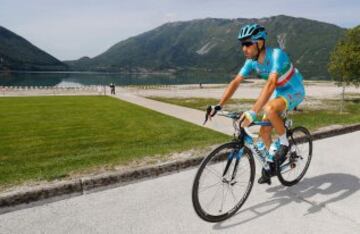 Vincenzo Nibali en el inicio de la etapa de los temidos Dolomitas.