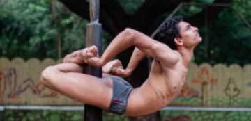 Mallakhamba es un deporte tradicional indio en el que el gimnasta realiza ejercicios, acrobacias, equilibrios... y todo sin bajarse de un poste de madera. 