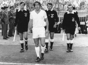 Manuel Velázquez era madrileño de nacimiento. Empezó a jugar en un terreno que se denominaba Las cuarenta fanegas, que estaba situado en lo alto de la calle Serrano. Fino, con carrera, angloparlante, siempre a la moda y con carácter (siempre solía pedir explicaciones y eso irritaba enormemente al presidente), tuvo un fuerte enfrentamiento con Santiago Bernabéu por defender a su amigo y compañero Pedro de Felipe tras perder la final de la Recopa en 1971. Eso le enemistó con el máximo dirigente de la entidad madridista. Sin embargo, Bernabéu, conocedor de sus virtudes, decidió mantenerle en la plantilla hasta 1977, año en el que se enteró de que se iba del Madrid. Sí, Velázquez se enteró en los pasillos del club que no le iban a renovar. Se lo dijo un compañero, Paul Breitner, aunque éste no sabía la situación de Velázquez. Mientras el alemán iba a cerrar su salida del club, se encontró con el centrocampista y en su despedida, Velázquez, ingenuo, le dijo: “Espero verte pronto”, a lo que Breitner le soltó: “¡Claro, en dos meses, en tu partido homenaje”. Y así fue: en agosto de 1977, el Madrid y el Eintracht Braunchsweig, donde militaba el bueno de Paul, disputaron el partido homenaje de Velázquez.