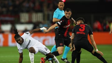 Soccer Football - Europa League - Quarter Final - First Leg - Bayer Leverkusen v West Ham United - BayArena, Leverkusen, Germany - April 11, 2024 West Ham United's Mohammed Kudus in action with Bayer Leverkusen's Granit Xhaka and Piero Hincapie REUTERS/Thilo Schmuelgen