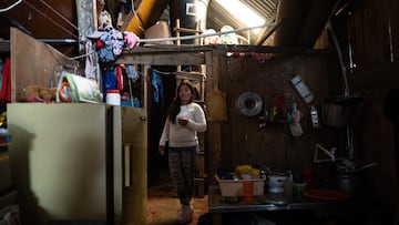 Patricia Rodriguez, en su casa ubicada en la zona de Cazucá, Soacha, Colombia. En este hogar viven 7 personas y solo 1 genera ingresos. Patricia, se encarga de las labores del hogar, y del cuidado de su abuela, su hija menor y su nieta, mientras su hija mayor trabaja en una empresa de textiles y es la unica que genera ingresos en el hogar. Fotografía: Nathalia Angarita/ El País