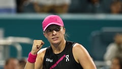 La tenista polaca Iga Swiatek celebra su victoria ante Linda Noskova en el WTA 1.000 de Miami, el Miami Open.