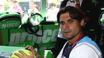 <b>FIABLE. </b>David Ferrer, muy seguro este año, firma autógrafos.
